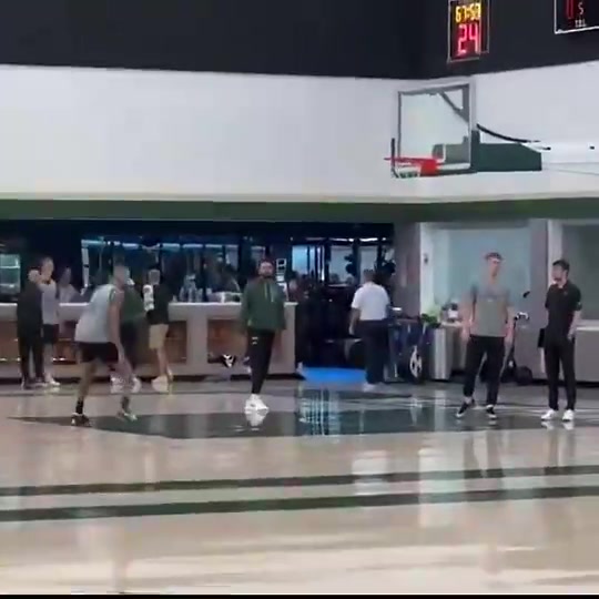 库兹马投篮训练运球脱手罚球线跳投一个比一个短字母哥看了会想哭