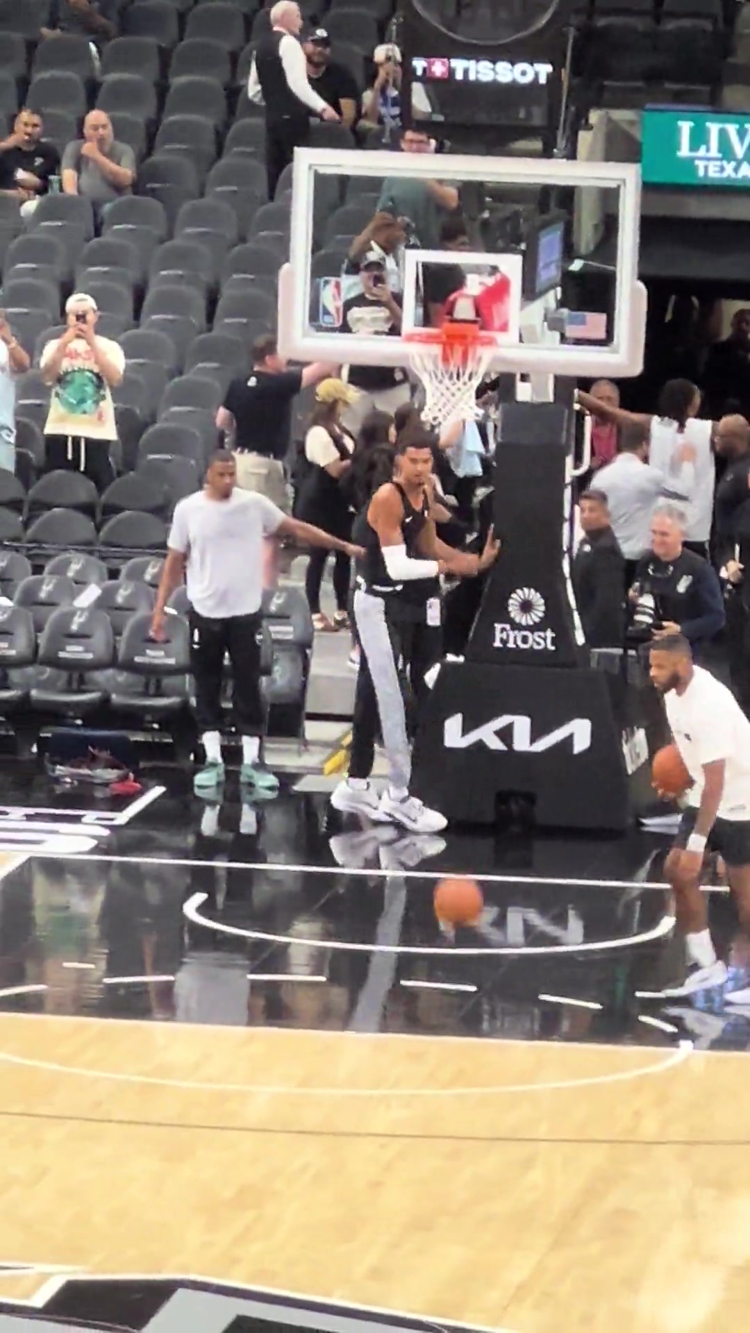 太轻松了吧文班赛前表演胯下换手风车